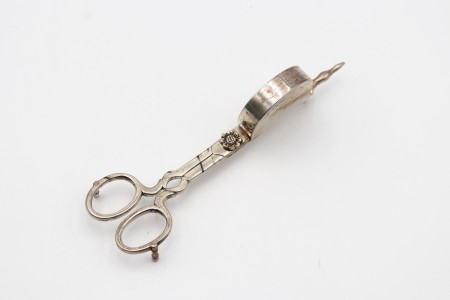 Bandeja e tesoura de morrões em prata lisa com friso na envolvência